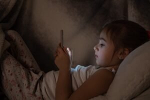 Profesionales de la conducta humana enfatizan que ningún niño necesita un celular o estar en línea para su pleno desarrollo