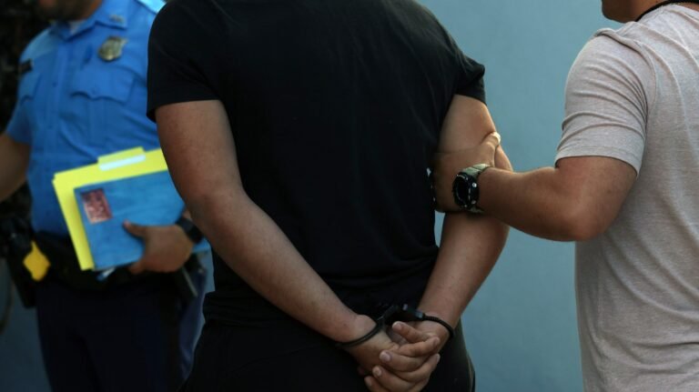 Los hechos habrían ocurrido en presencia de un menor de 3 años, según la Policía