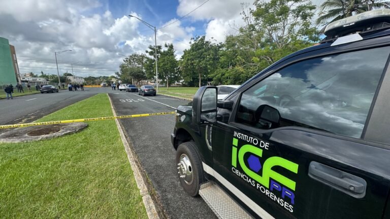 Personal del Instituto de Ciencias Forenses se encuentra en el lugar levantando los restos