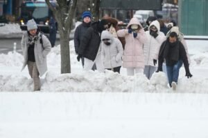 Una ventisca severa podría dejar caer hasta 2 pies de nieve a partir de este domingo, por lo cual se emitieron alertas para varias ciudades