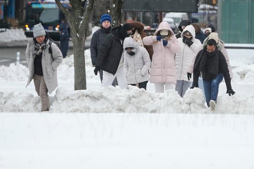 Una ventisca severa podría dejar caer hasta 2 pies de nieve a partir de este domingo, por lo cual se emitieron alertas para varias ciudades