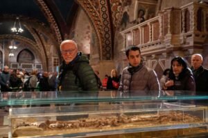 La osamenta del fraile medieval estarán por un mes en Basílica inferior de San Francisco, con motivo de los 800 años de su muerte