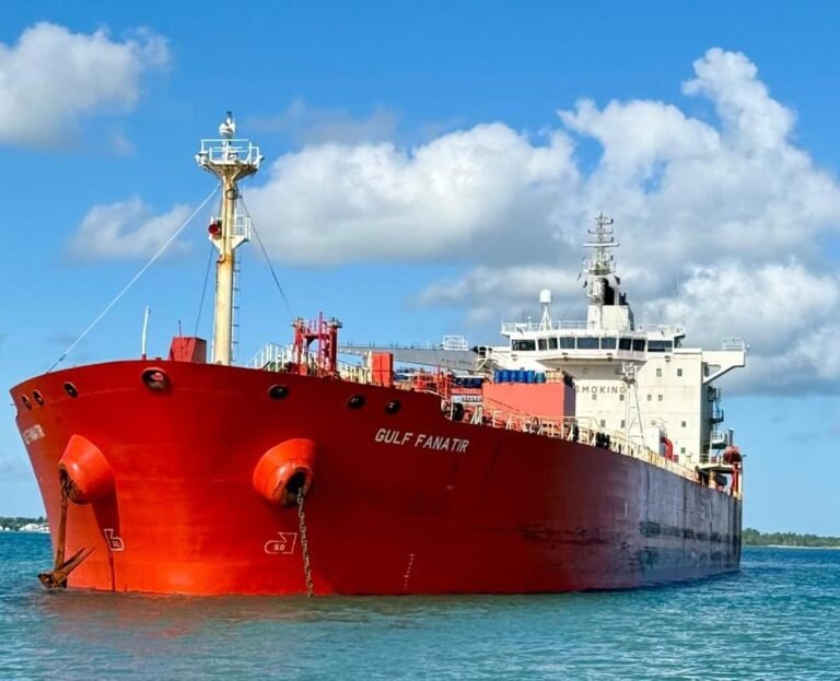 La emergencia implicaba que la embarcación transportaba 330,000 barriles el domingo