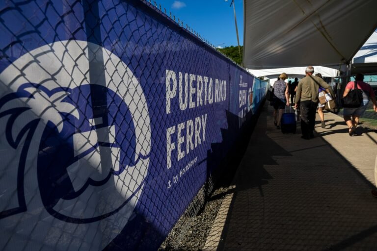 El San Juan National Historic Site también comunicó que el Paseo del Morro fue clausurado por el fuerte oleaje