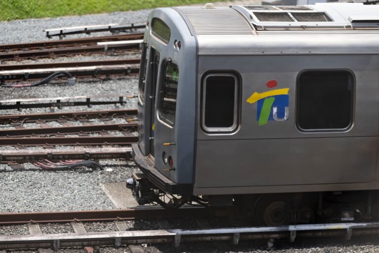 Ante problemas con el sistema eléctrico, activaron un servicio de autobuses para atender la emergencia con los pasajeros