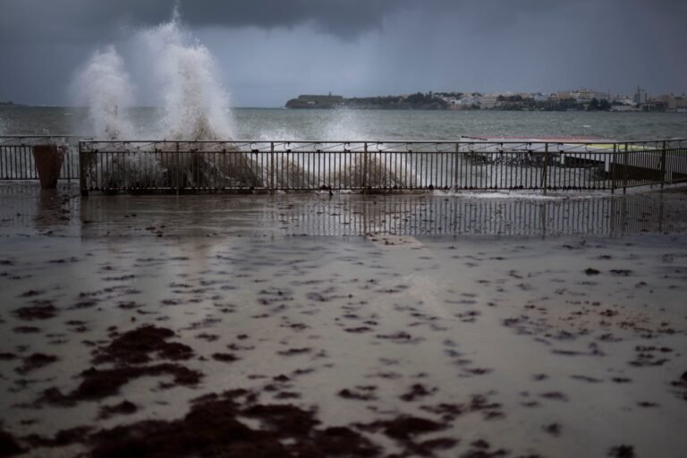 Un sistema frontal ha generado aguaceros y vientos fuertes que han provocado incidentes en varios pueblos