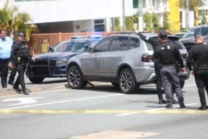 Al momento, hay un vehículo con impactos de bala en la escena, pero no se ha podido dar con el pistolero