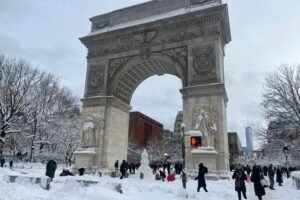 Dos uniformados fueron atacados por una muchedumbre en el icónico Washington Square Park