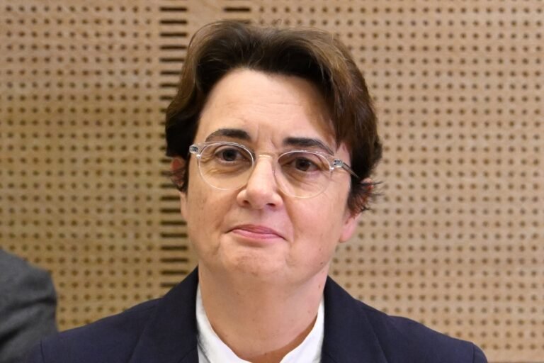 El presidente Emmanuel Macron aceptó la decisión y la catalogó como “un acto de responsabilidad”