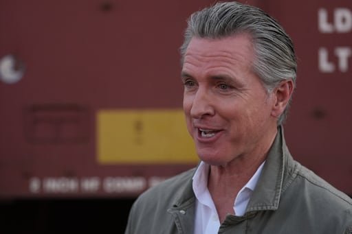 El gobernador de California está recibiendo críticas de los conservadores durante su gira para presentar sus memorias