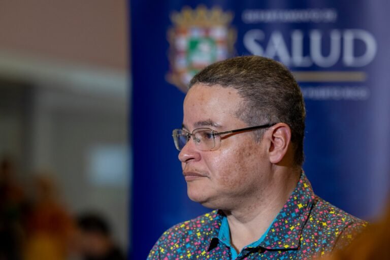 Aunque no se identificó un pico por las Fiestas de la Calle San Sebastián, los casos se mantienen por encima del umbral epidemiológico y se reportaron otras 10 muertes de personas que no estaban vacunadas