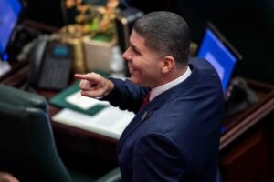 La iniciativa surge en momentos en que la corporación pública está bajo fuego por problemas con el servicio, particularmente en San Juan