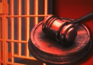 La víctima relató el supuesto patrón de abusos a una trabajadora social de su escuela