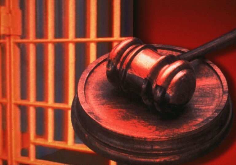 La víctima relató el supuesto patrón de abusos a una trabajadora social de su escuela