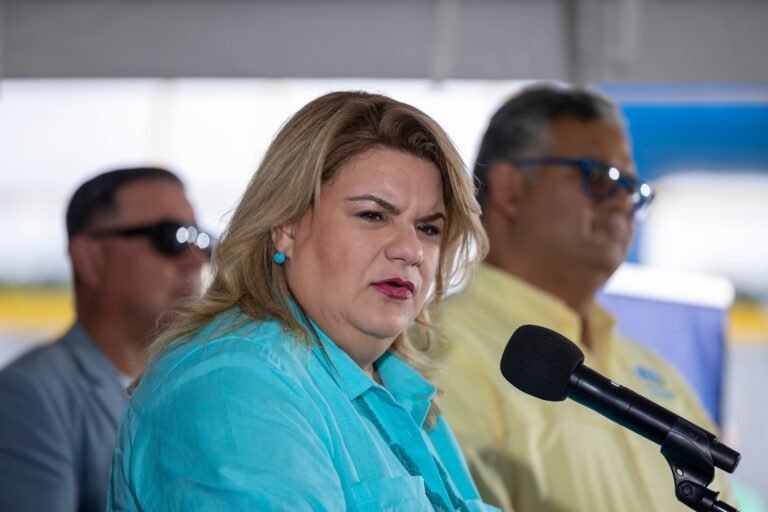 La gobernadora también dio paso a la resolución que designa un tramo de una carretera en Toa Alta con el nombre de la pastora Wanda Rolón