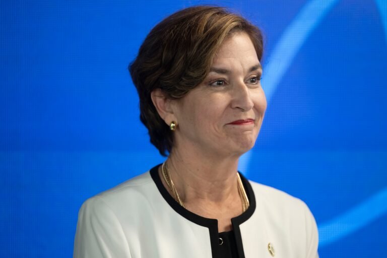 Mientras, el presidente de la Junta de Gobierno dio “por recibida” una invitación a reunión de la Junta Universitaria