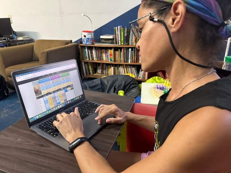 Con el apoyo de una ingeniera de datos, vecinos del sector Machuchal y la Calle Loíza, en San Juan, documentan los días que pasan a secas, en una plataforma que también registra los apagones