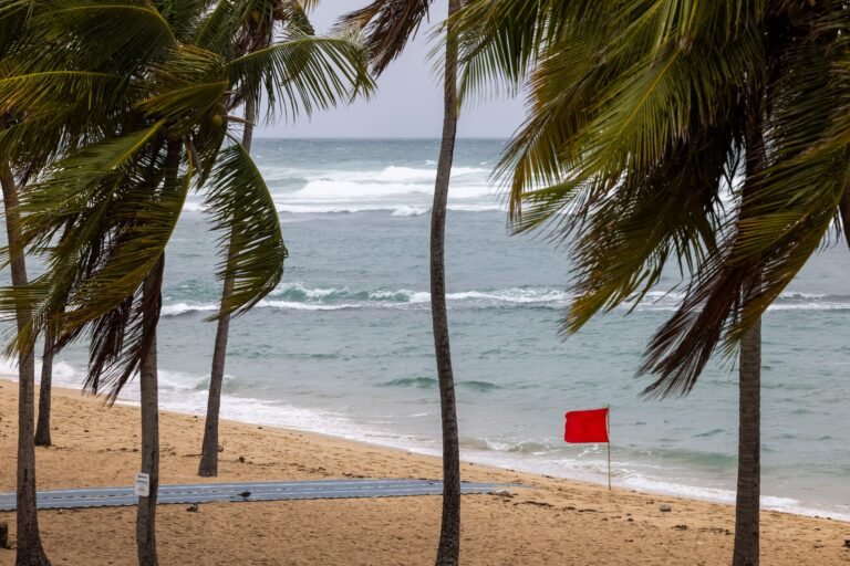 Las condiciones marítimas se encuentran peligrosas con un oleaje que se puede elevar hasta los 18 pies, de acuerdo al Servicio Nacional de Meteorología