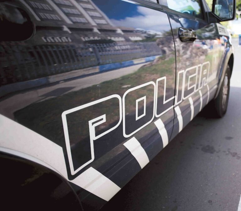 Tres individuos armados y enmascarados sorprendieron al oficial, quien se encontraba junto a otras tres personas