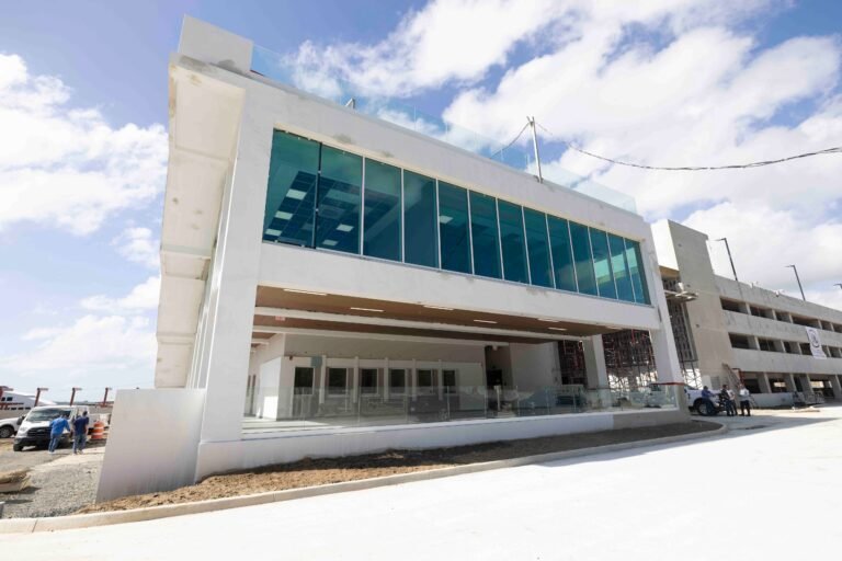 Dos camiones se encuentran obstruyendo la entrada del área de carga