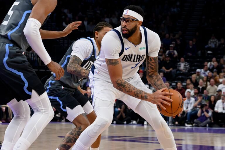 La pieza fundamental del impactante canje de los Mavericks que envió al astro Luka Doncic a los Lakers el año pasado fue movido a Washington en una transacción que incluye ocho jugadores