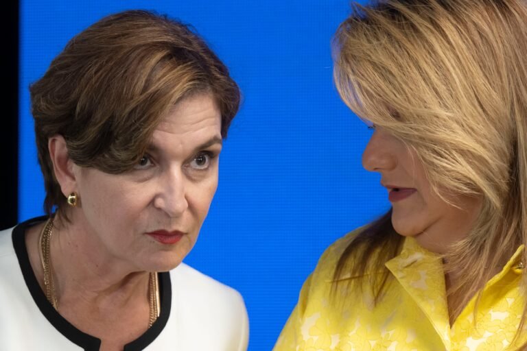 La gobernadora afirma que la jefa de la universidad del Estado “no lleva todavía un año en sus funciones y viene con una agenda”