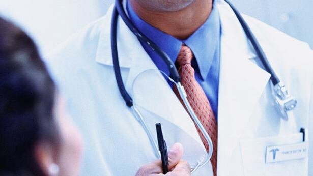 La legislación fue acogida, aunque con cautela, por el Colegio de Médicos Cirujanos, que trabaja su propia propuesta para atraer a estos profesionales