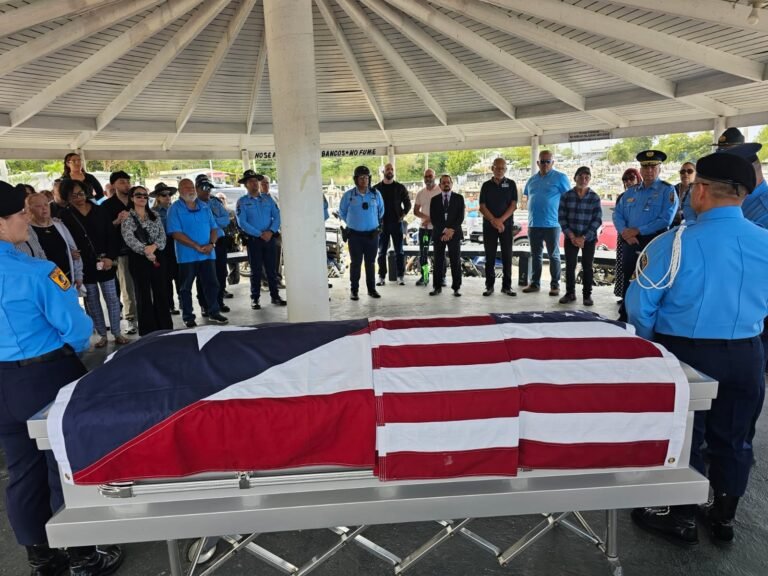 En una emotiva ceremonia, agentes de la Uniformada dieron el último adiós a Carmen L. Ferrer Alma
