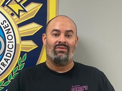 Un juez de ese estado había expedido una orden de arresto sin derecho a fianza contra Alex Torres