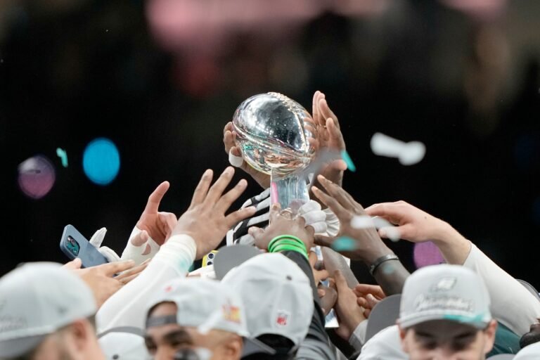 Con “viewing parties” alrededor de la isla y la expectativa por la presentación de Bad Bunny, puertorriqueños han llamado a Meteorología para saber si lloverá