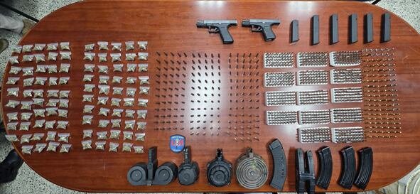 El incidente dio paso a una intervención en la que se ocuparon un arsenal de armas de fuego, municiones y sustancias controladas