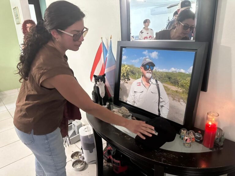 Desde la calle Star, en la urbanización Estancias de Yidomar en Yauco, policías patrullaban este sábado para dar protección a los familiares y vecinos de Roberto Viqueira