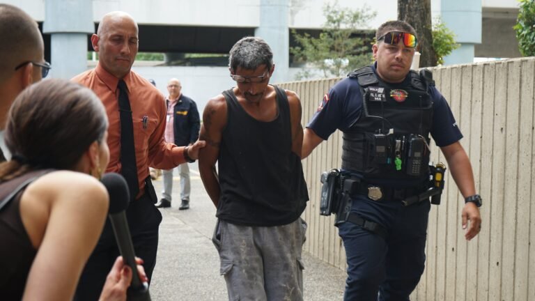 La adolescente de 17 años logró escapar y pedir ayuda, según las autoridades