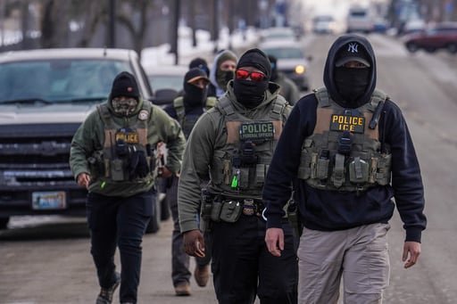 Agentes federales de inmigración intentan esconder su identidad para la vigilancia, lo que alimenta la desconfianza entre los residentes de Minneapolis
