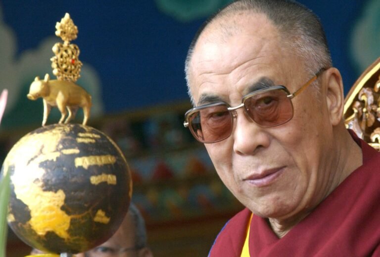 En un correo de 2012, el magnate expresó interés en que el lider religioso llegara a su isla