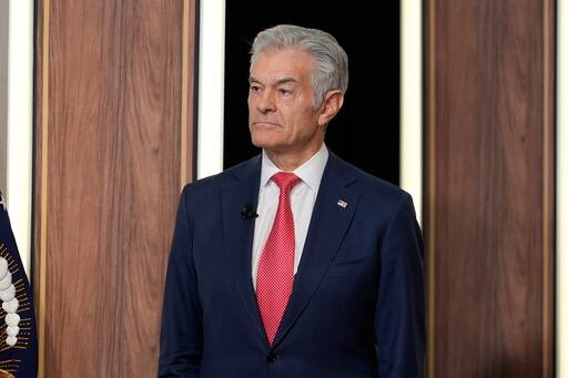 El doctor Mehmet Oz favoreció la vacunación, a pesar de declaraciones de otros funcionarios de la administración Trump cuestionando su eficacia