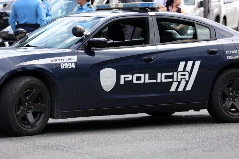 Tres jóvenes resultaron heridos y un carril de la vía permanece cerrado mientras se investiga