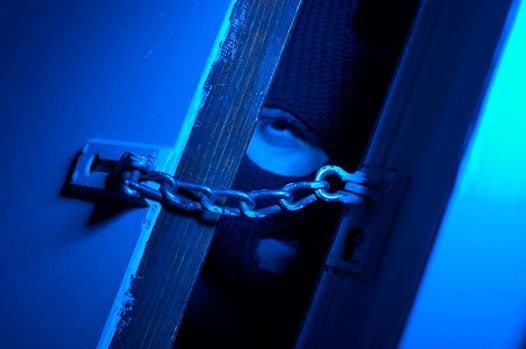 Tres hombres enmascarados se le acercaron mientras cerraba la puerta de garaje de su residencia