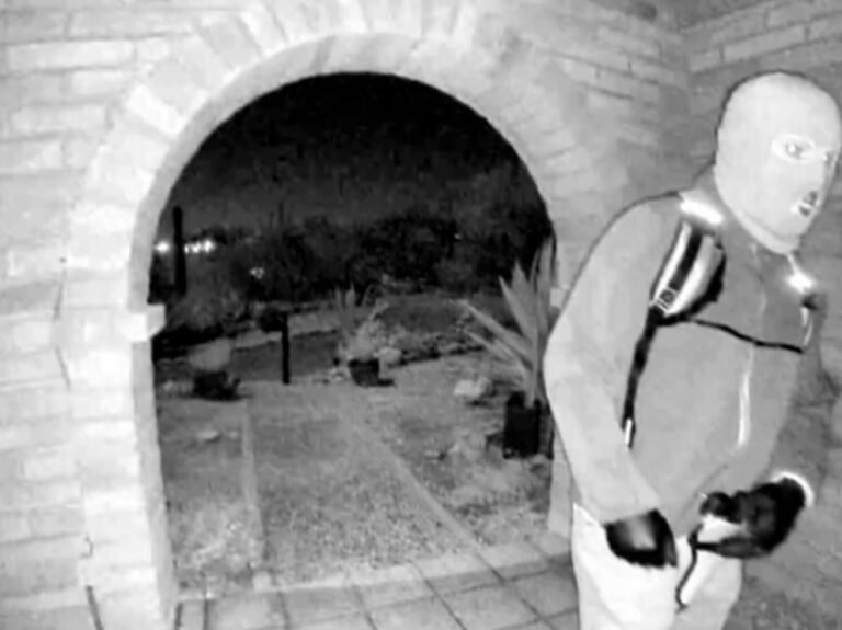 La grabación muestra a la persona intentando tapar una cámara cerca de la puerta principal
