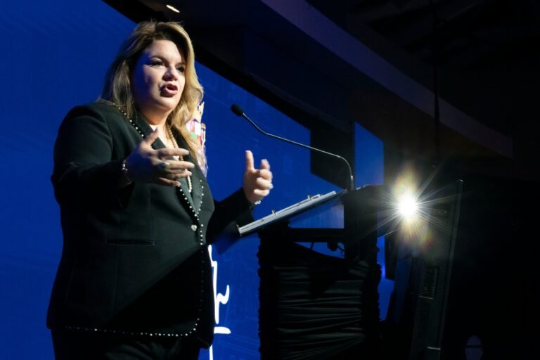 La gobernadora defendió las gestiones de su gobierno ante expresiones del director ejecutivo del ente fiscal, Robert Mujica