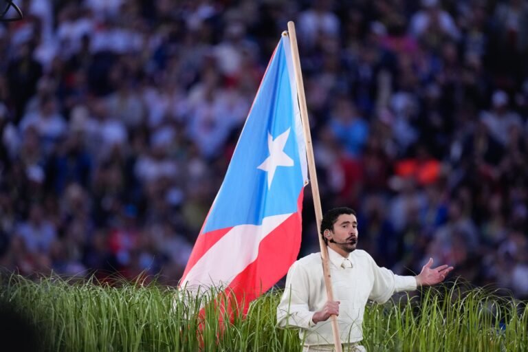 La gobernadora destacó la escena en que la estrella puertorriqueña cantó “El apagón” desde unos postes del tendido eléctrico echando chispas
