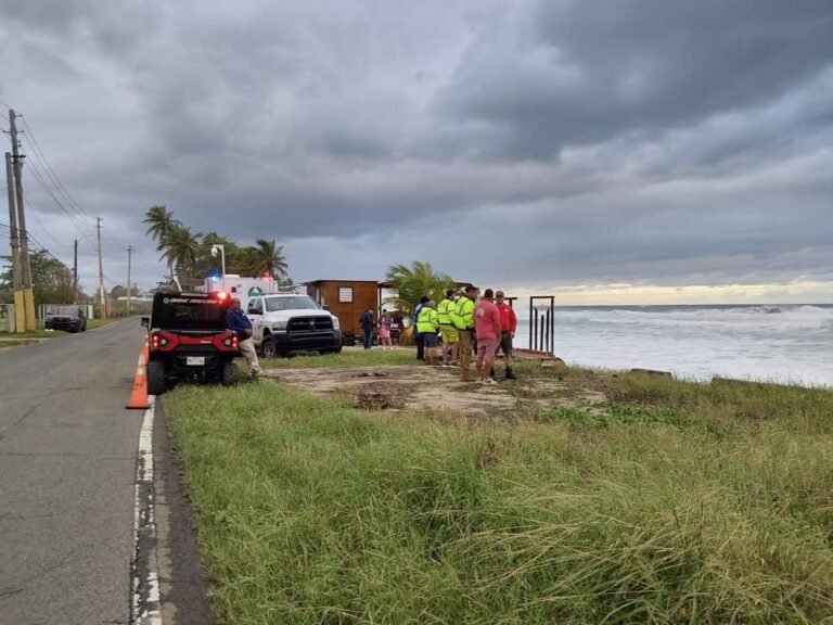 Las autoridades buscaban este martes a las dos personas con drones y helicópteros para sobrevolar la zona debido a las condiciones marítimas