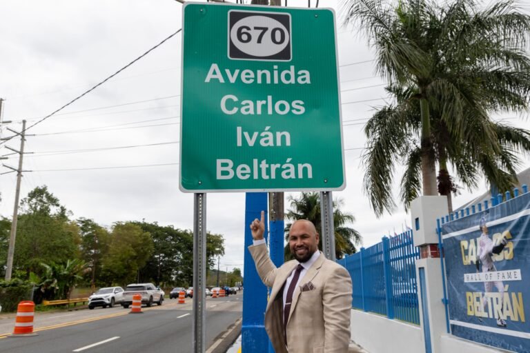 La gobernadora Jennifer González firmó la medida que designa la PR-670 como la Avenida Carlos Iván Beltrán, en reconocimiento a su exaltación al Salón de la Fama del Béisbol
