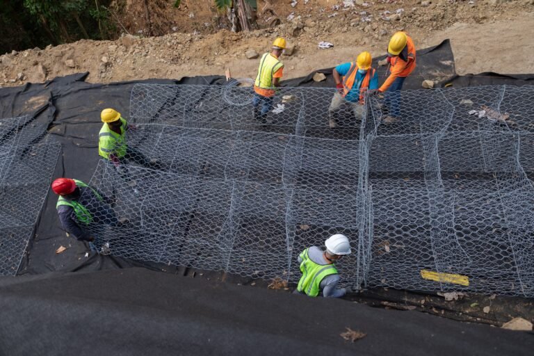 Alcaldes apuntan a costos elevados y trámites burocráticos como los principales problemas, al tiempo que Vivienda advierte que otras 268 obras en curso serán evaluadas para determinar su futuro