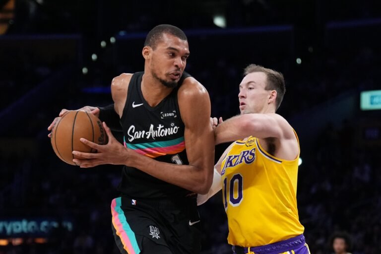 El jugador de los Spurs de San Antonio es apenas el tercer jugador en 50 años en anotar 40 puntos en 27 minutos o menos de acción