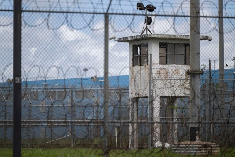 El recluso resultó con fracturas en la nariz, en el área del ojo izquierdo y varias laceraciones, según la Policía