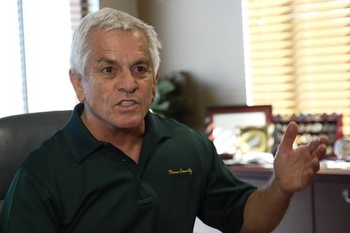 El sheriff del condado de Pima, Chris Nanos, sometido a escrutinio por errores y críticas en la investigación de la desaparición de Nancy Guthrie.