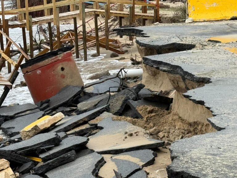 Tras nuevos daños por marejadas, Waldemar Quiles Pérez sostiene que “estamos en una temporada muy mala” y “no es momento de estar haciendo construcciones”