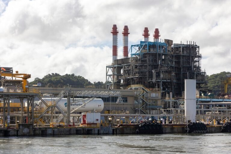 Según el medio especializado Bloomberg, el conglomerado habría propuesto a sus acreedores aceptar el terminal de gas natural en la bahía de San Juan como garantía para los bonos renegociados