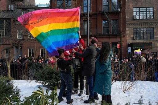 El acto de desafío se realizó en el Monumento Nacional a Stonewall en rechazo a la decisión de la administración del presidente de retirar el símbolo del orgullo LGBTQ+